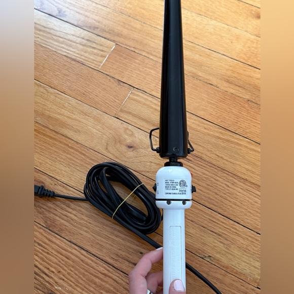 Professional Nano Ceramic 1-1/4” Flipperless Tapered Curling Wand - Picture 6 of 6